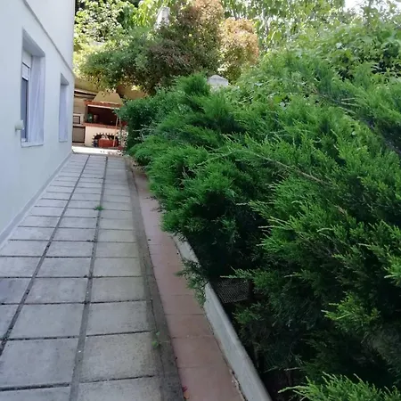 Meli's House By Alp Hospitality Services * Neon Rysion